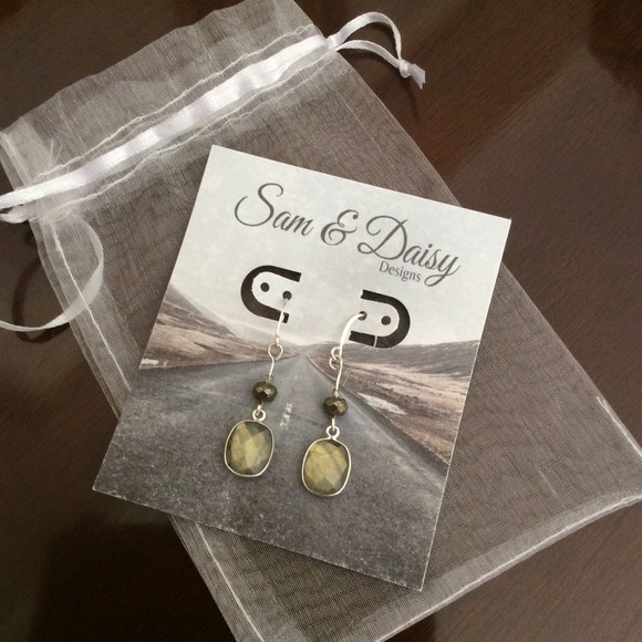 Labradorite Stone Dangle Earrings - Picture 4 of 5